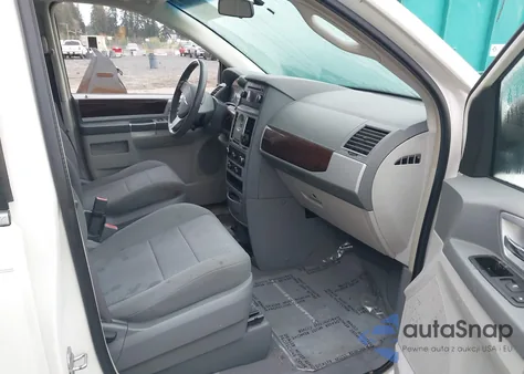 2010 Chrysler Town & Country Touring from USA, damaged, VIN 2A4RR5D10AR270702